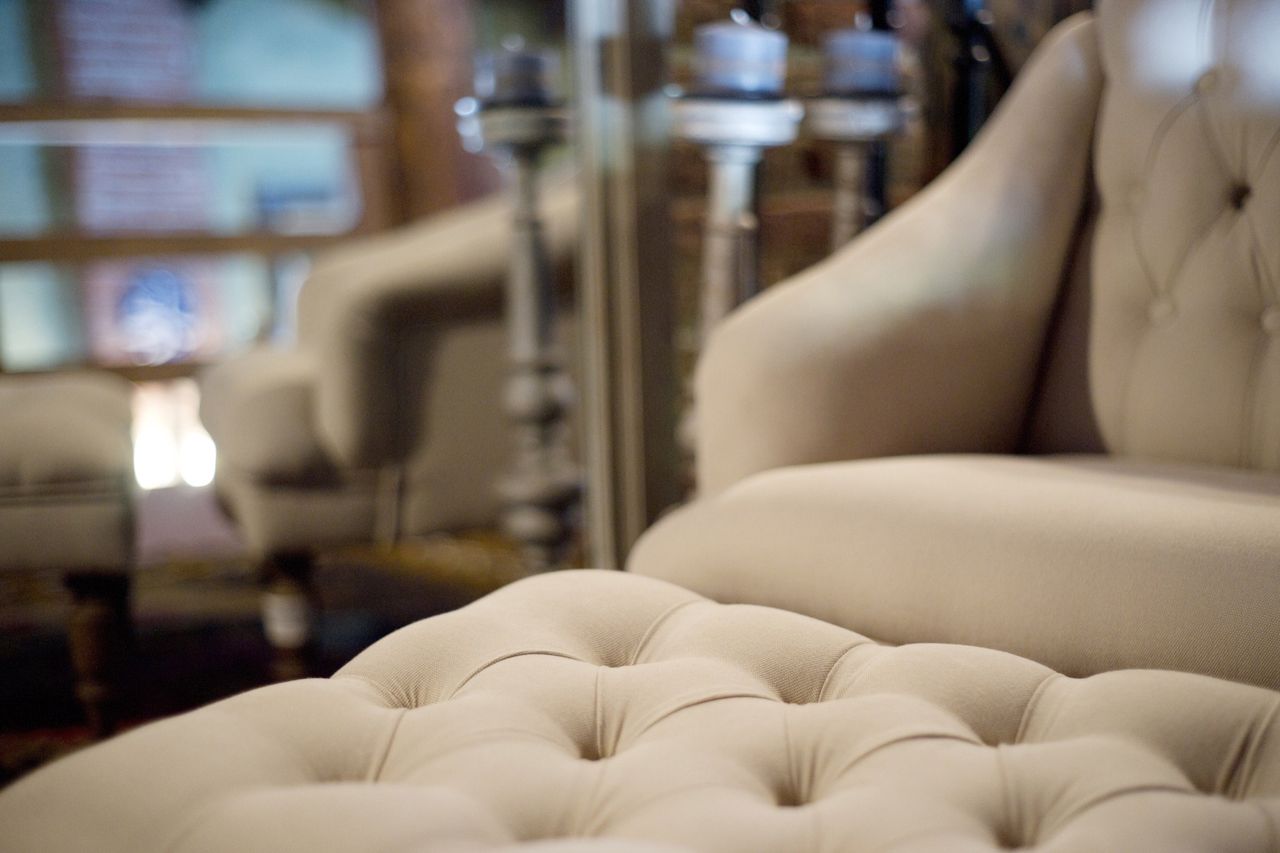 Lichte fauteuil in een rustige ruimte