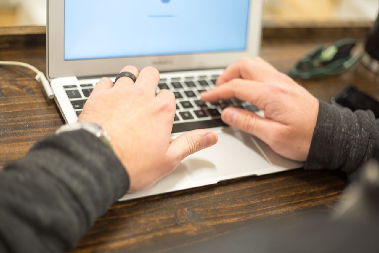 Handen typen op een laptop