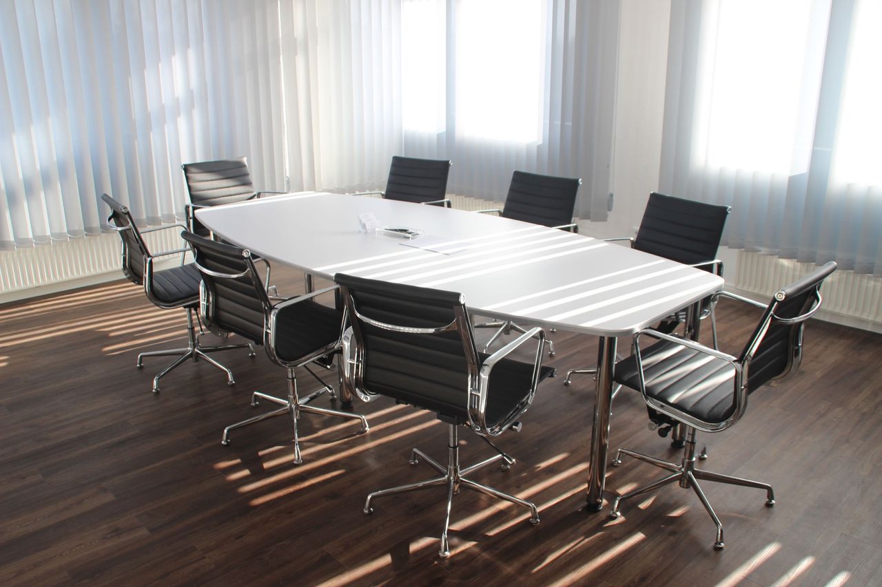 Lege vergadertafel met stoelen in een lichte ruimte